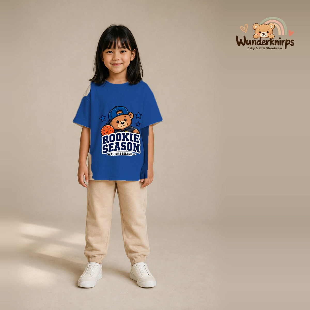 T-Shirt für Mädchen in Blau mit Motiv „Rookie Season“, getragen von einem Kind – Wunderknirps.