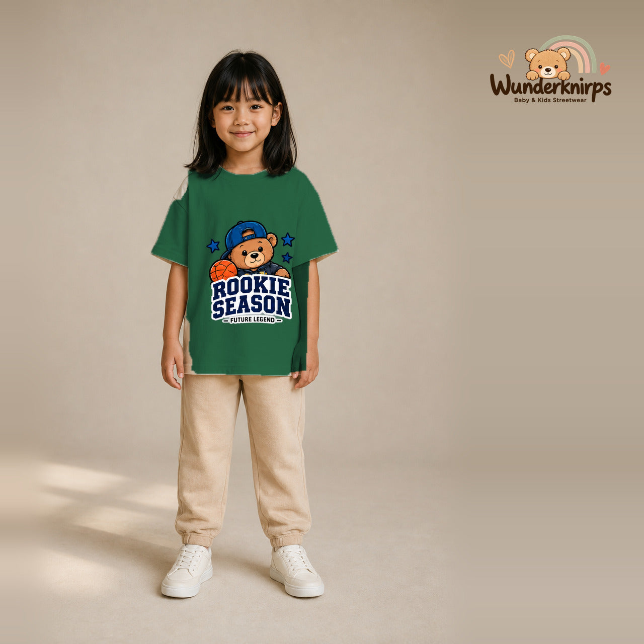 T-Shirt für Mädchen in Grün mit Motiv „Rookie Season“, getragen von einem Kind – Wunderknirps.