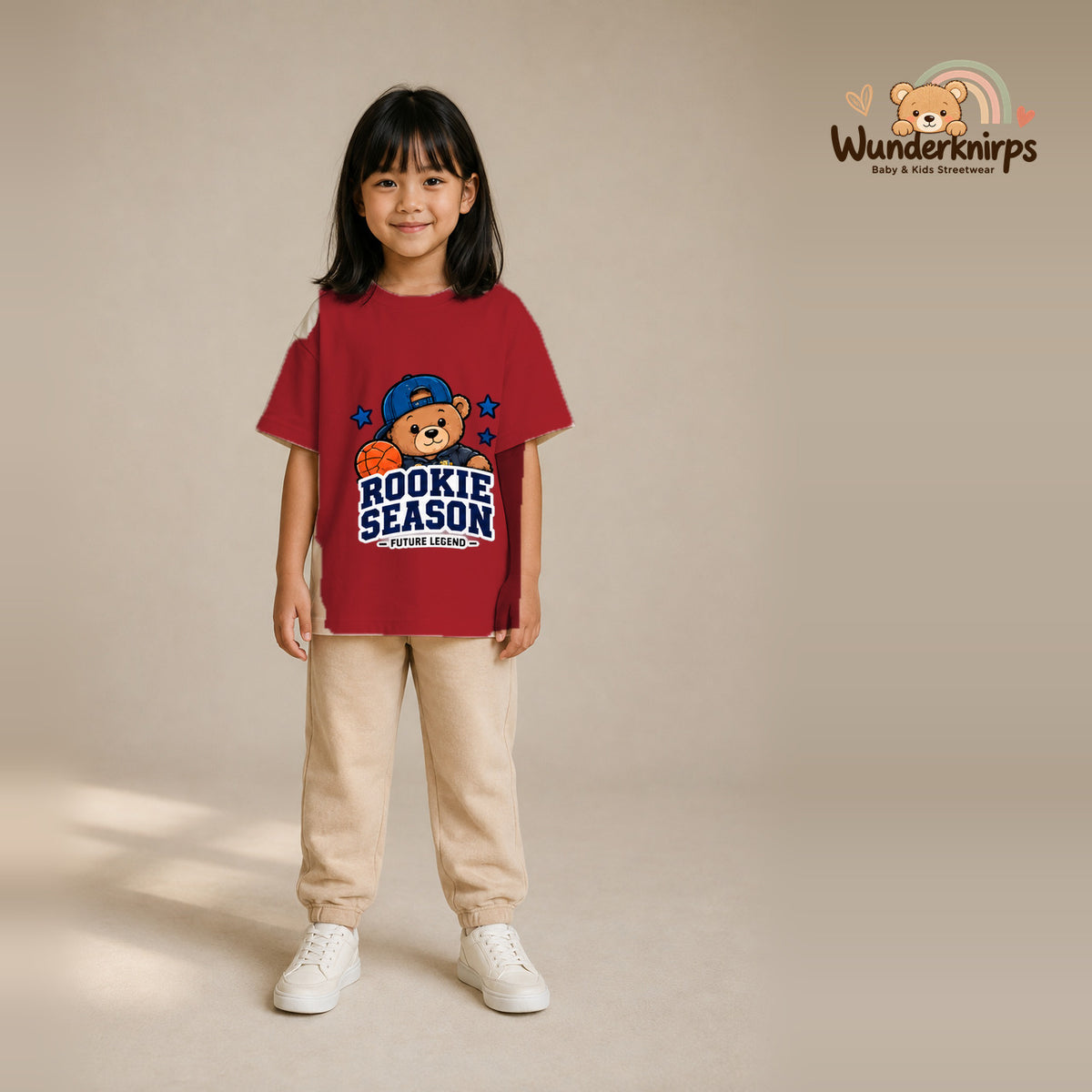 T-Shirt für Mädchen in Rot mit Motiv „Rookie Season“, getragen von einem Kind – Wunderknirps.