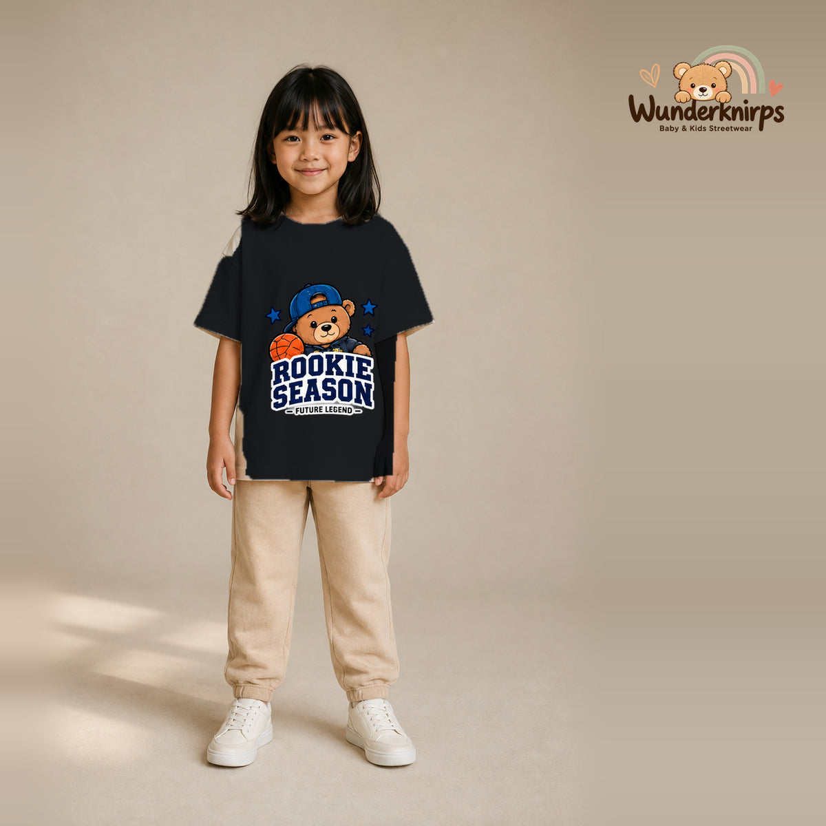 T-Shirt für Mädchen in Schwarz mit Motiv „Rookie Season“, getragen von einem Kind – Wunderknirps.