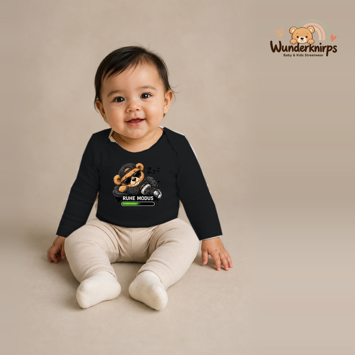 Babybody für Mädchen in Schwarz mit Motiv „Ruhemodus“, getragen von einem Kind – Wunderknirps.