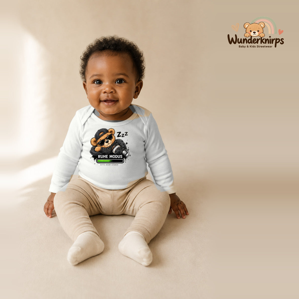Babybody für Mädchen in Weiß mit Motiv „Ruhemodus“, getragen von einem Kind – Wunderknirps.
