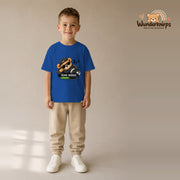 T-Shirt für Jungen in Blau mit Motiv „Ruhemodus“, getragen von einem Kind – Wunderknirps.
