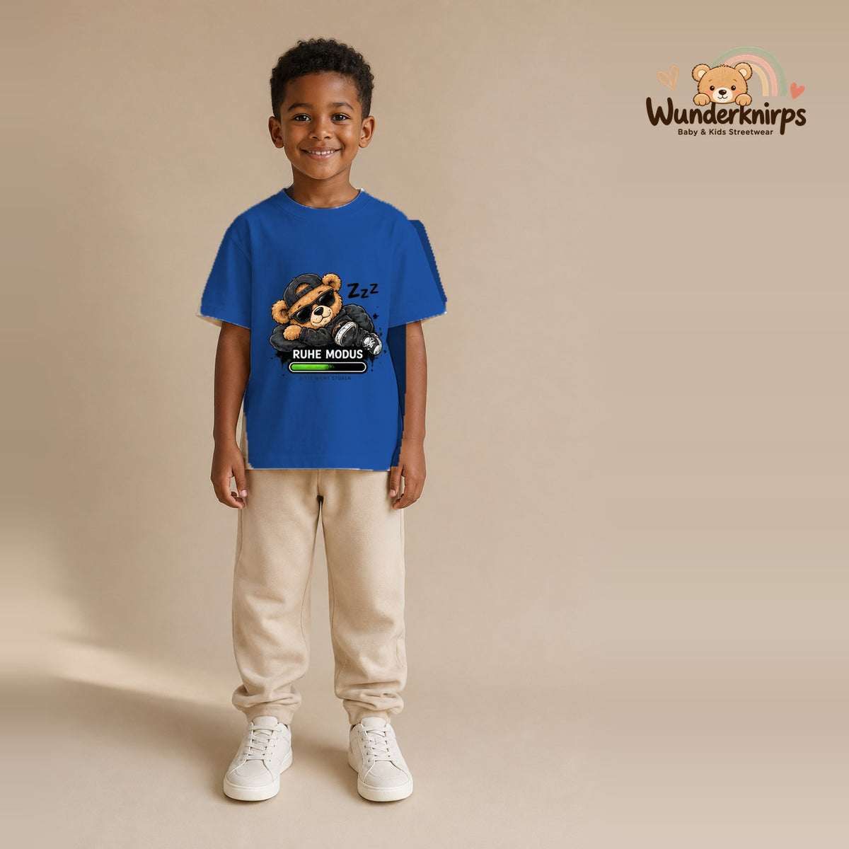 T-Shirt für Jungen in Blau mit Motiv „Ruhemodus“, getragen von einem Kind – Wunderknirps.