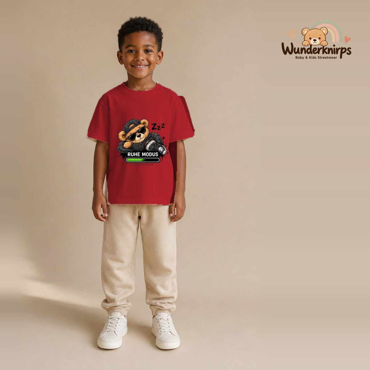 T-Shirt für Jungen in Rot mit Motiv „Ruhemodus“, getragen von einem Kind – Wunderknirps.
