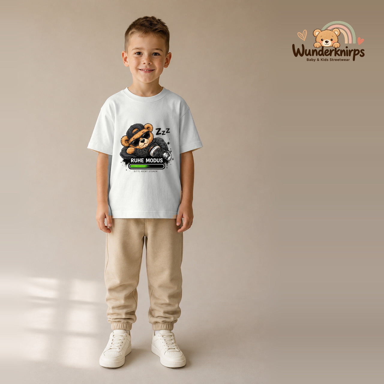 T-Shirt für Jungen in Weiß mit Motiv „Ruhemodus“, getragen von einem Kind – Wunderknirps.