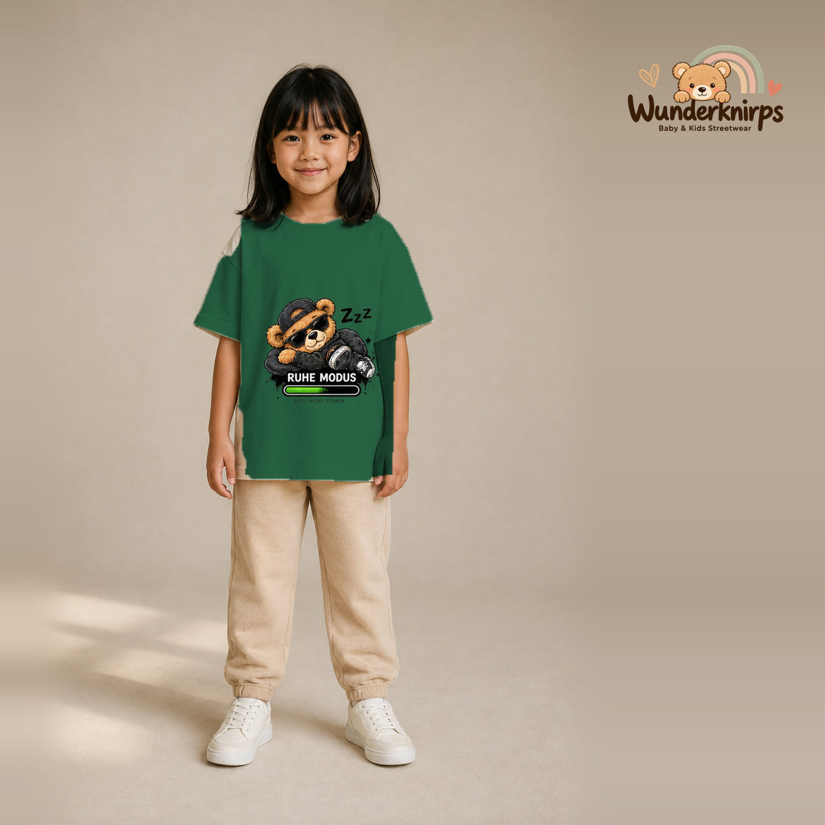 T-Shirt für Mädchen in Grün mit Motiv „Ruhemodus“, getragen von einem Kind – Wunderknirps.