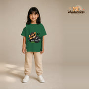 T-Shirt für Mädchen in Grün mit Motiv „Ruhemodus“, getragen von einem Kind – Wunderknirps.