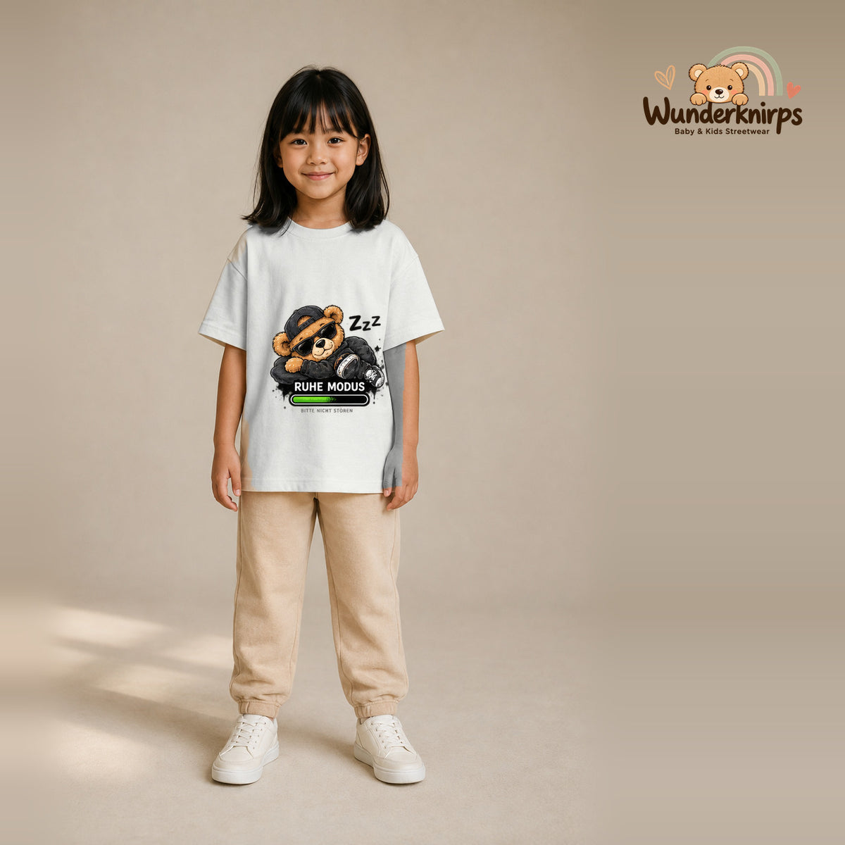 T-Shirt für Mädchen in Weiß mit Motiv „Ruhemodus“, getragen von einem Kind – Wunderknirps.