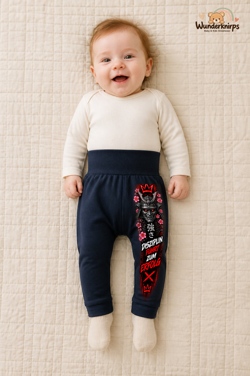 Samurai Lieblingslook – Disziplin führt zum erfolg – Babyhose für Mädchen: Navy mit Samurai-Druck am Hosenbein – Wunderknirps.