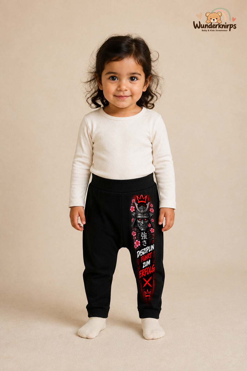 Samurai Lieblingslook – Disziplin führt zum erfolg – Babyhose für Mädchen: Schwarz mit Samurai-Druck am Hosenbein – Wunderknirps.
