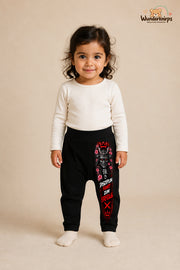 Samurai Lieblingslook – Disziplin führt zum erfolg – Babyhose für Mädchen: Schwarz mit Samurai-Druck am Hosenbein – Wunderknirps.