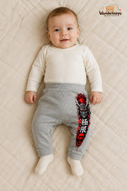 Kirschblueten – Babyhose mit dem Motiv Samurai – für Jungen: Grau meliert mit Samurai-Druck am Hosenbein – Wunderknirps.