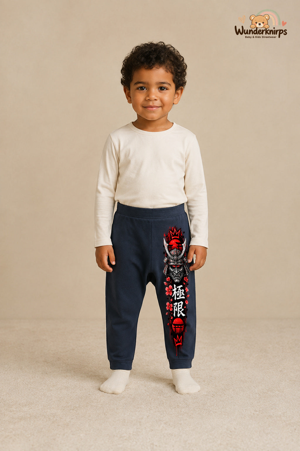 Kirschblueten – Babyhose mit dem Motiv Samurai – für Jungen: Navy mit Samurai-Druck am Hosenbein – Wunderknirps.