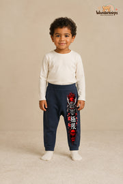 Kirschblueten – Babyhose mit dem Motiv Samurai – für Jungen: Navy mit Samurai-Druck am Hosenbein – Wunderknirps.