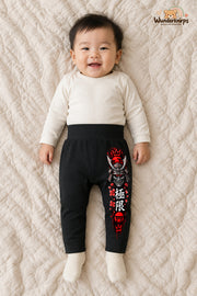 Kirschblueten – Babyhose mit dem Motiv Samurai – für Jungen: Schwarz mit Samurai-Druck am Hosenbein – Wunderknirps.