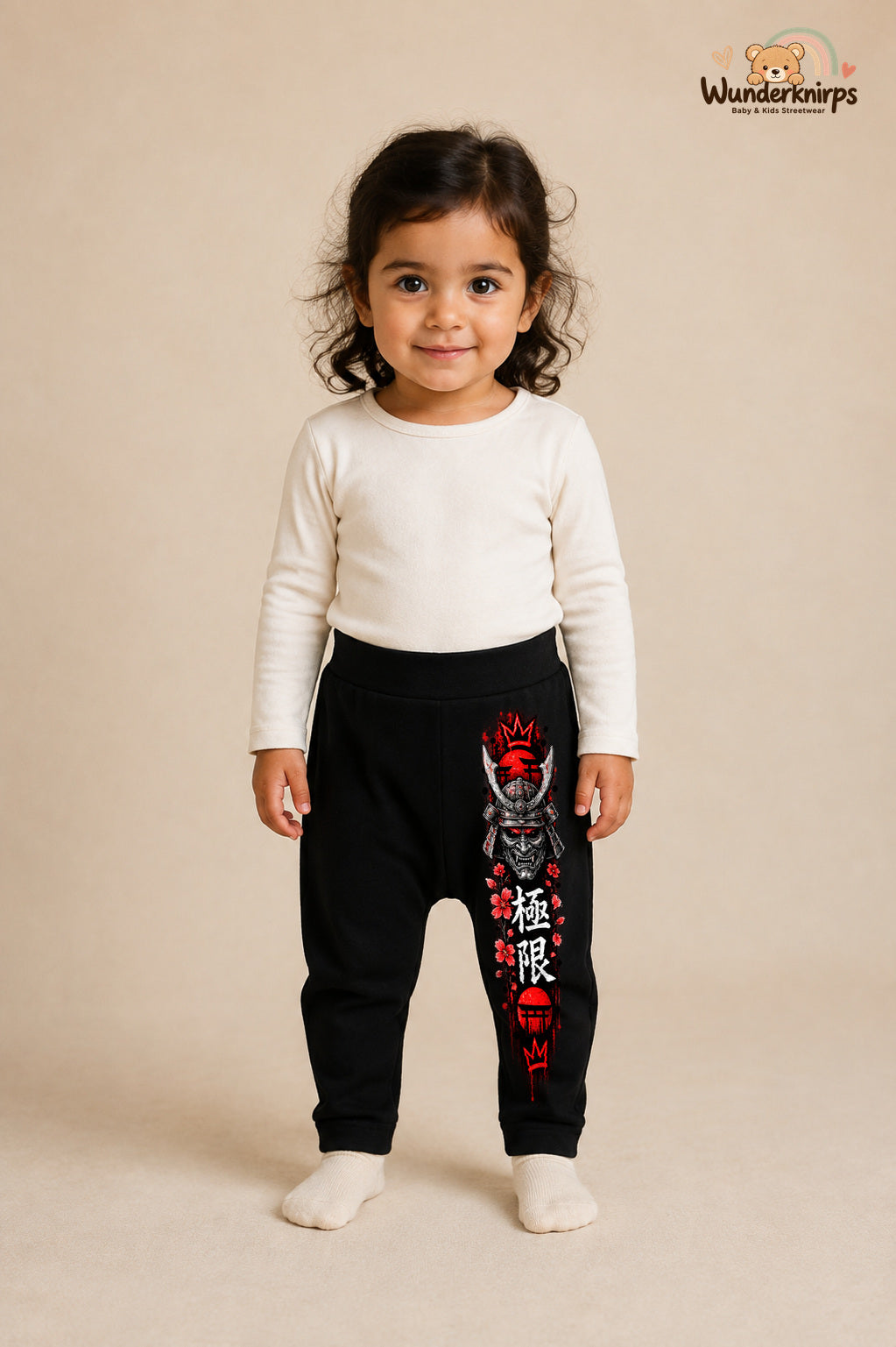 Samurai Lieblingslook – Kirschblueten – Babyhose für Mädchen: Schwarz mit Samurai-Druck am Hosenbein – Wunderknirps.