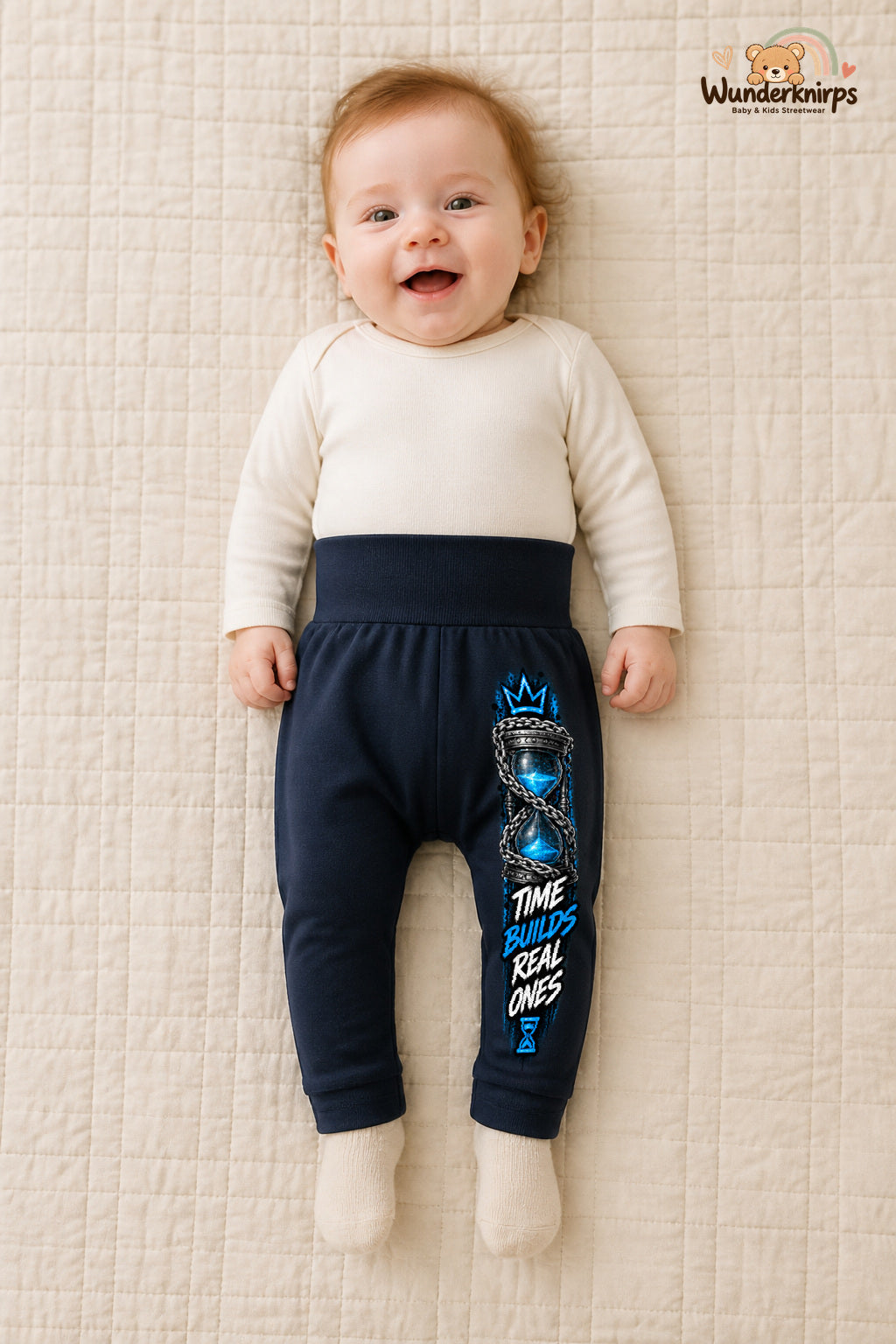 Time builds real ones – Sanduhr mit Persönlichkeit – Babyhose für Mädchen: Navy mit Sanduhr-Druck am Hosenbein – Wunderknirps.