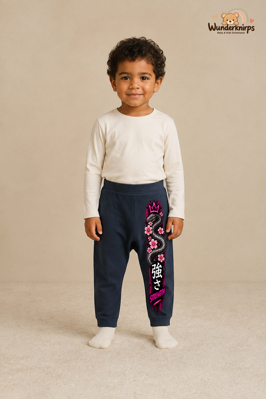 Schlange Alltagsheld – Strength – Babyhose für Jungen: Navy mit Schlange-Druck am Hosenbein – Wunderknirps.