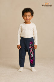 Schlange Alltagsheld – Strength – Babyhose für Jungen: Navy mit Schlange-Druck am Hosenbein – Wunderknirps.