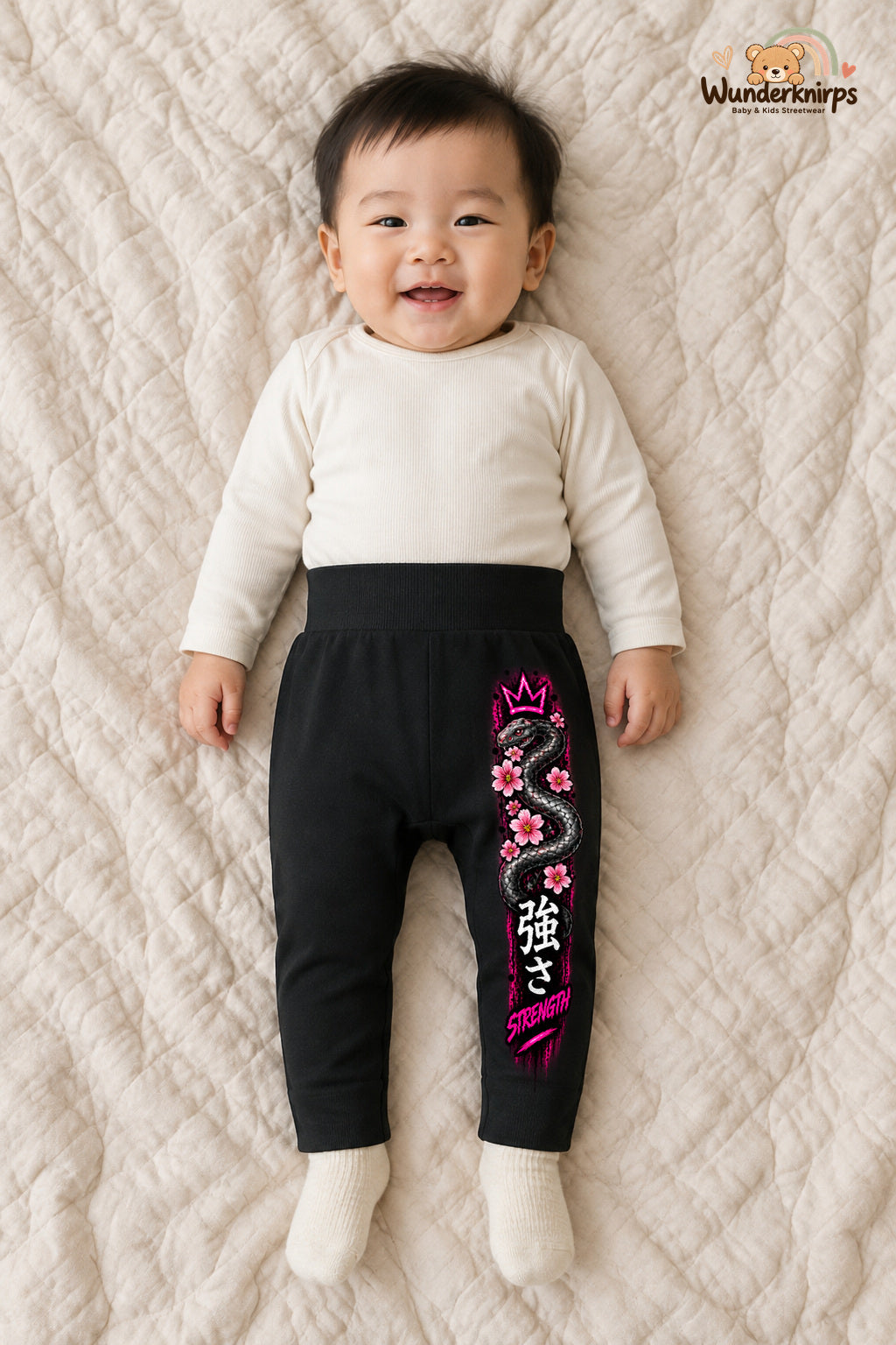Schlange Alltagsheld – Strength – Babyhose für Jungen: Schwarz mit Schlange-Druck am Hosenbein – Wunderknirps.