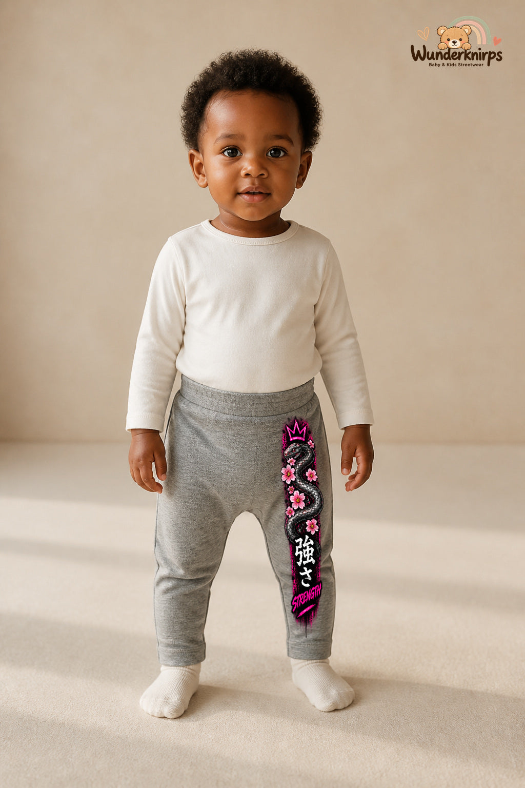 Schlange Traumlook – Strength – Babyhose für Mädchen: Grau meliert mit Schlange-Druck am Hosenbein – Wunderknirps.