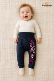 Schlange Traumlook – Strength – Babyhose für Mädchen: Navy mit Schlange-Druck am Hosenbein – Wunderknirps.