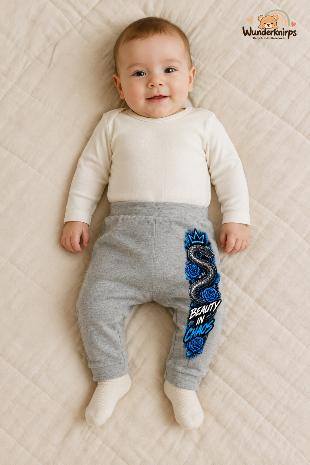 Schlange Streetstyle – Beauty in chaos – Babyhose für Jungen: Grau meliert mit Schlange-Druck am Hosenbein – Wunderknirps.