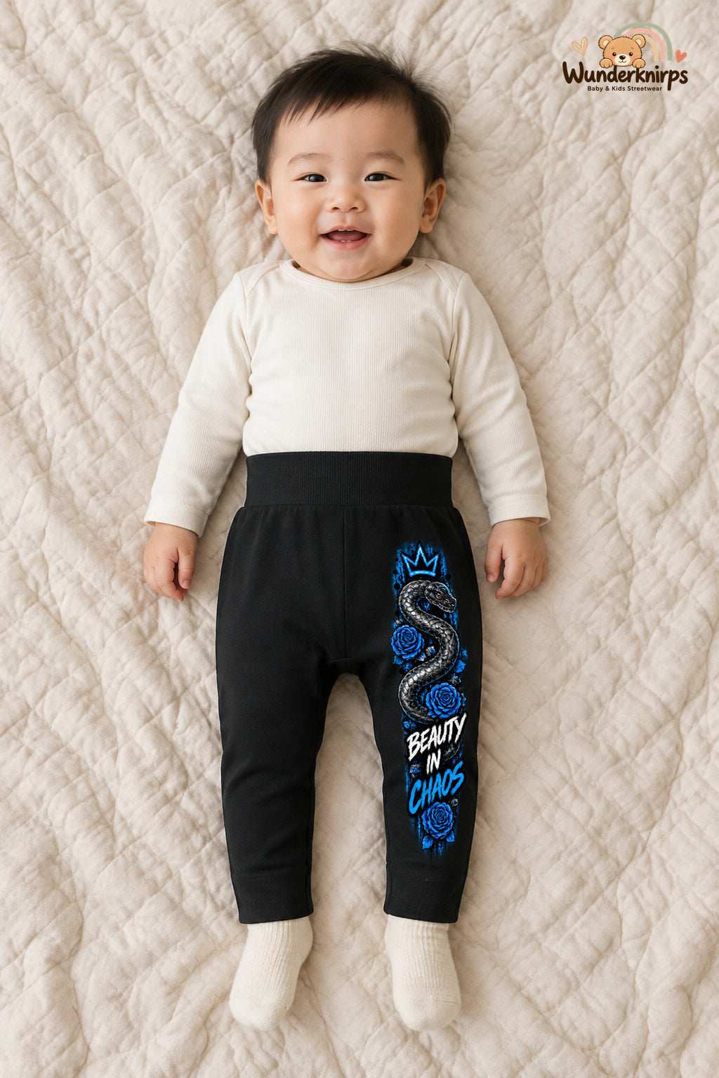 Schlange Streetstyle – Beauty in chaos – Babyhose für Jungen: Schwarz mit Schlange-Druck am Hosenbein – Wunderknirps.