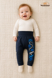 Kleine Weltentdeckerin: Beauty in chaos – Babyhose für Mädchen: Navy mit Schlange-Druck am Hosenbein – Wunderknirps.