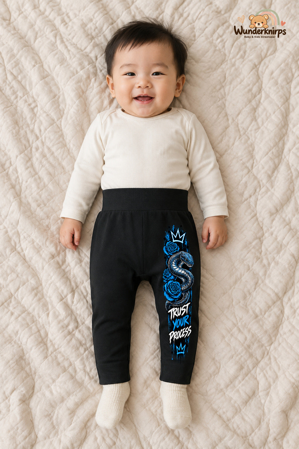 Schlange Alltagsheld – Trust your process – Babyhose für Jungen: Schwarz mit Schlange-Druck am Hosenbein – Wunderknirps.