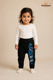 Schlange Traumlook – Trust your process – Babyhose für Mädchen: Schwarz mit Schlange-Druck am Hosenbein – Wunderknirps.