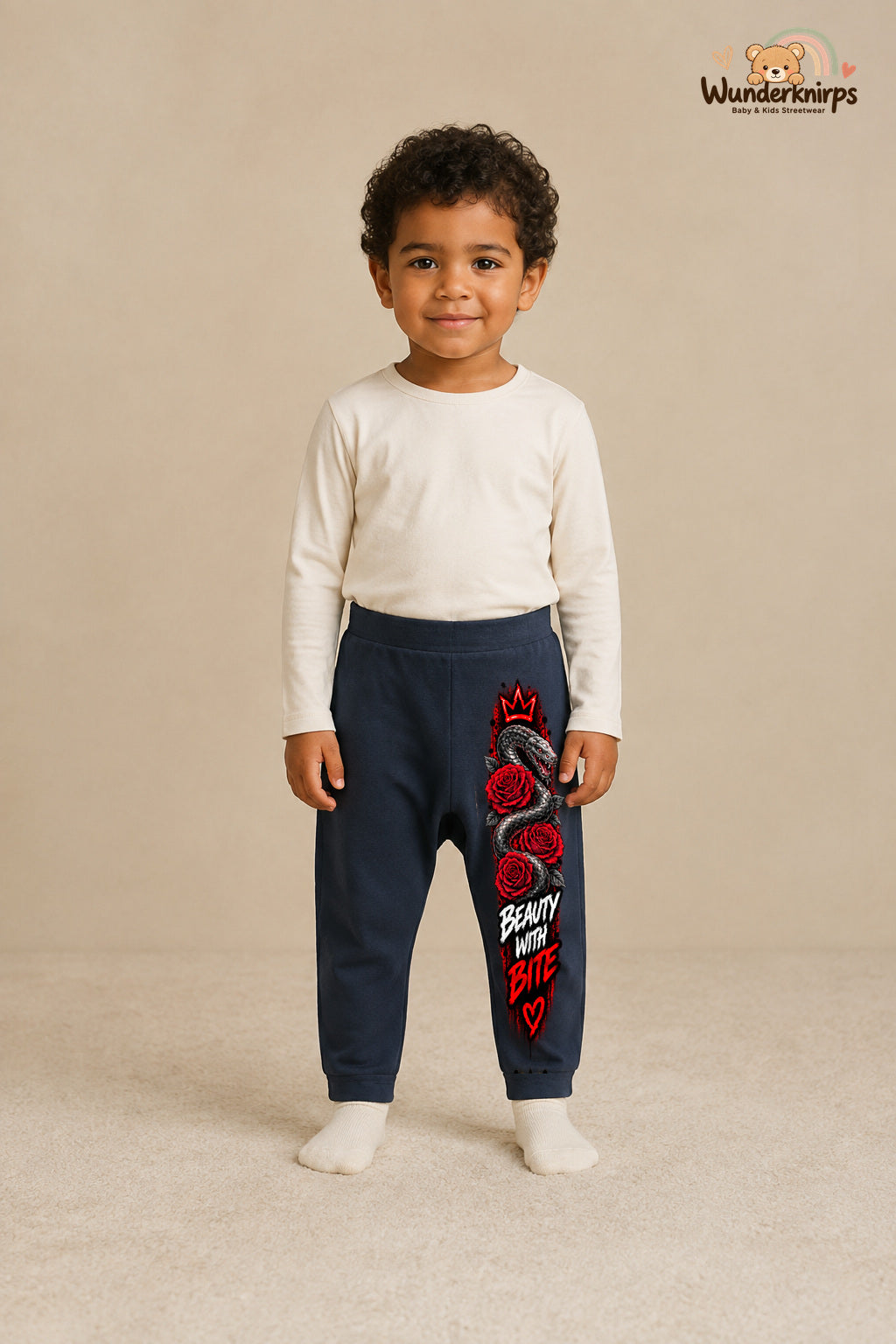 Schlange Alltagsheld – Beauty with bite – Babyhose für Jungen: Navy mit Schlange-Druck am Hosenbein – Wunderknirps.