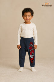 Schlange Alltagsheld – Beauty with bite – Babyhose für Jungen: Navy mit Schlange-Druck am Hosenbein – Wunderknirps.