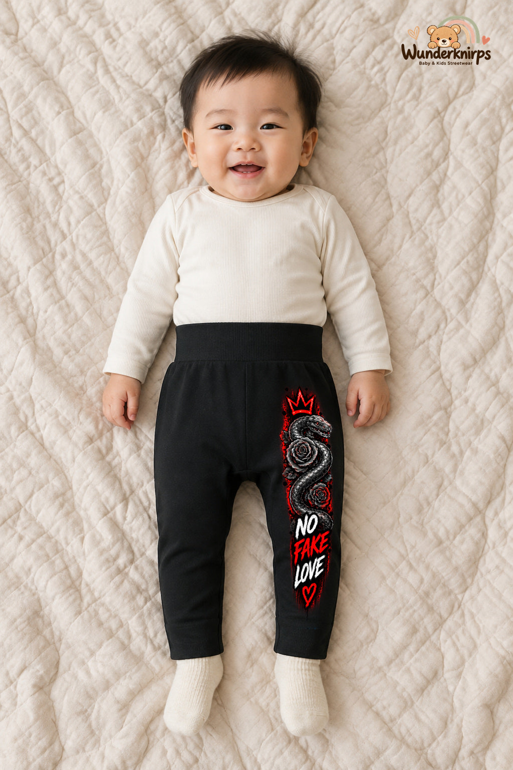 Schlange Streetstyle – No fake love – Babyhose für Jungen: Schwarz mit Schlange-Druck am Hosenbein – Wunderknirps.
