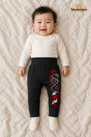 Schlange Streetstyle – No fake love – Babyhose für Jungen: Schwarz mit Schlange-Druck am Hosenbein – Wunderknirps.