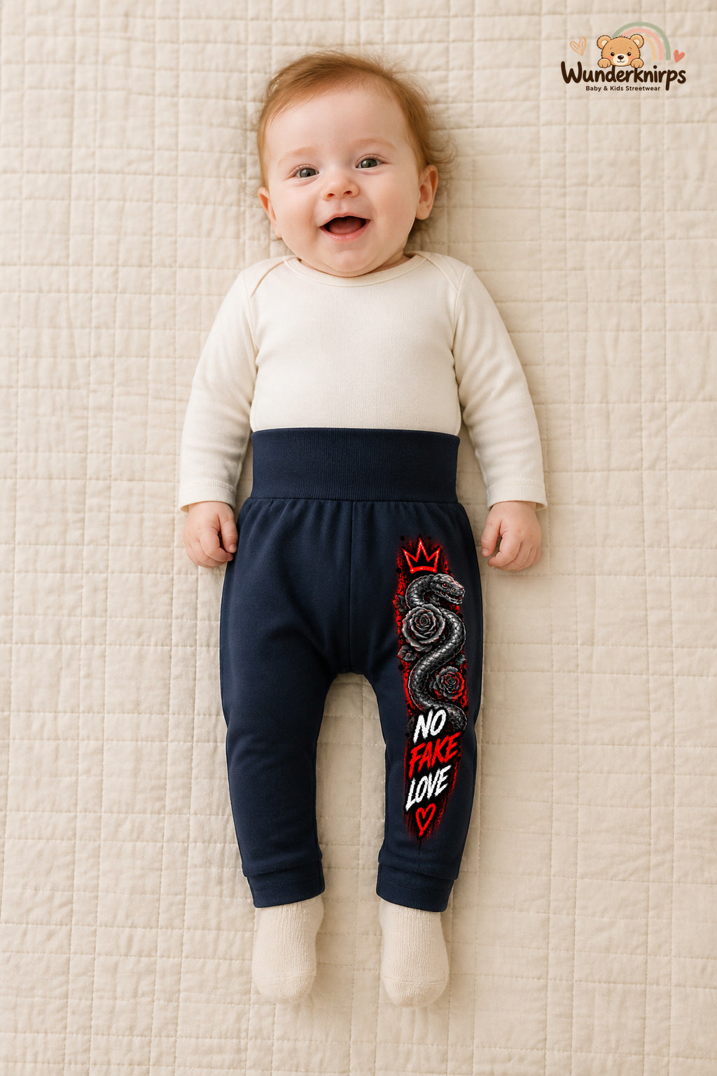 Kleine Weltentdeckerin: No fake love – Babyhose für Mädchen: Navy mit Schlange-Druck am Hosenbein – Wunderknirps.