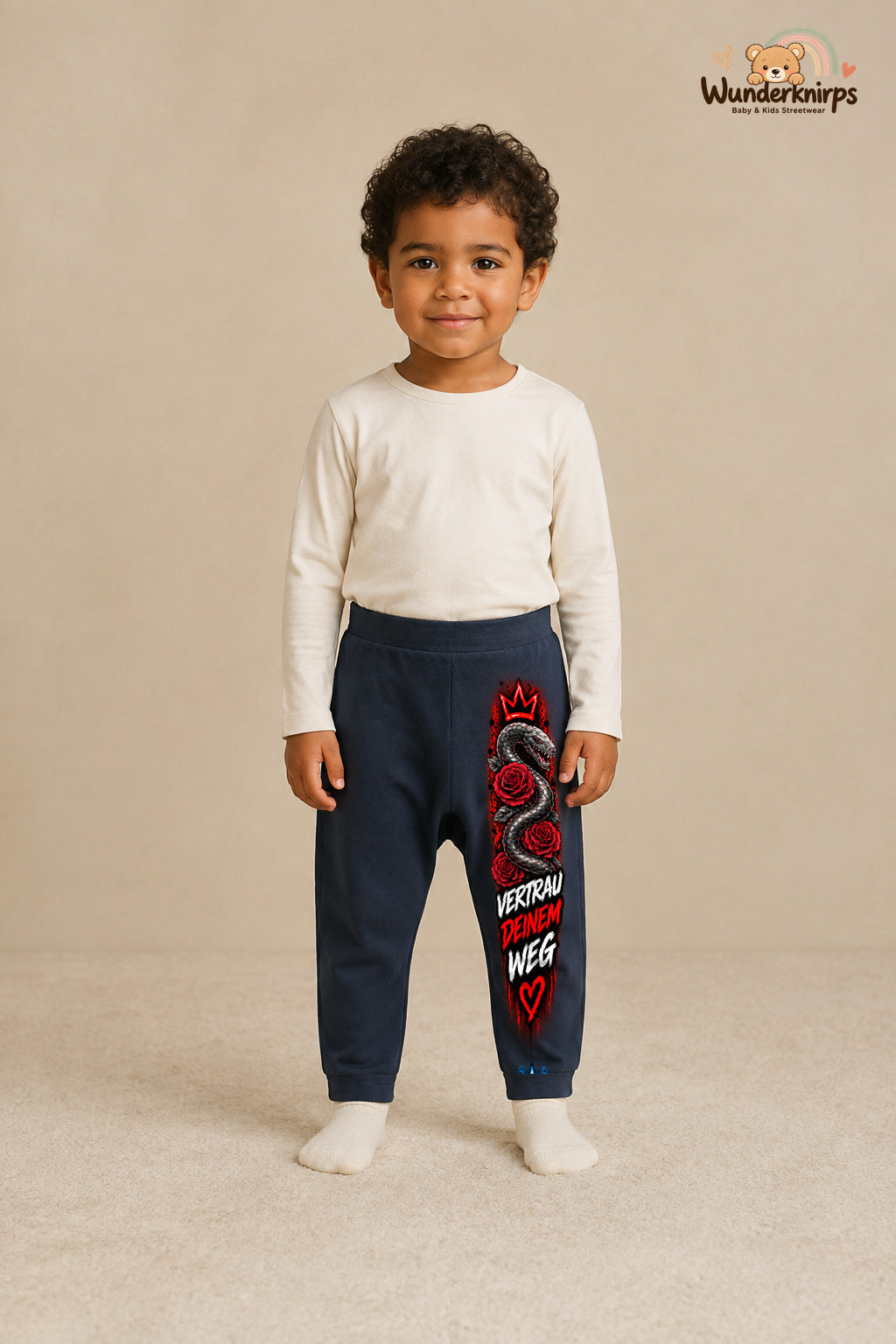 Schlange Streetstyle – Vertrau deinem weg – Babyhose für Jungen: Navy mit Schlange-Druck am Hosenbein – Wunderknirps.