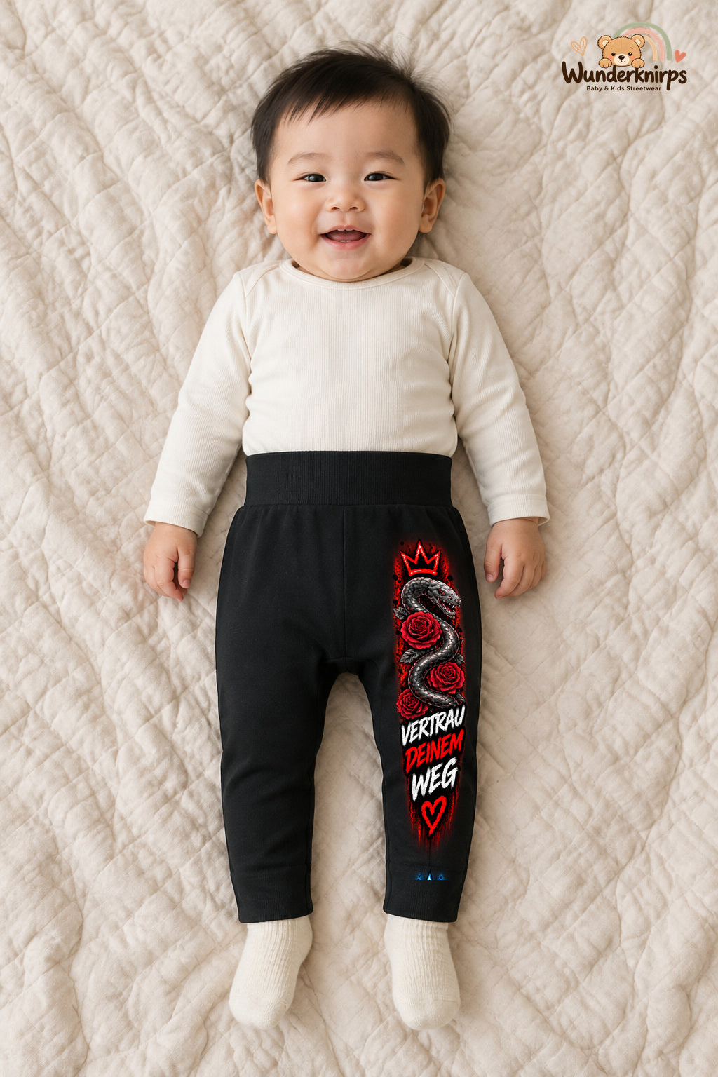 Schlange Streetstyle – Vertrau deinem weg – Babyhose für Jungen: Schwarz mit Schlange-Druck am Hosenbein – Wunderknirps.