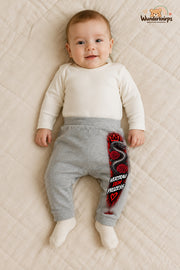 Schlange Alltagsheld – Vertrau dem prozess – Babyhose für Jungen: Grau meliert mit Schlange-Druck am Hosenbein – Wunderknirps.