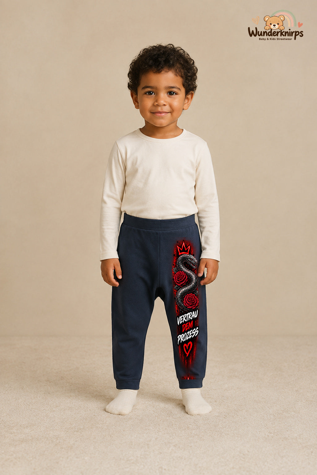 Schlange Alltagsheld – Vertrau dem prozess – Babyhose für Jungen: Navy mit Schlange-Druck am Hosenbein – Wunderknirps.