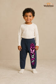 Kleine dinge großes Glück: Schmetterling für kleine Entdecker – Babyhose für Jungen: Navy mit Schmetterling-Druck am Hosenbein – Wunderknirps.