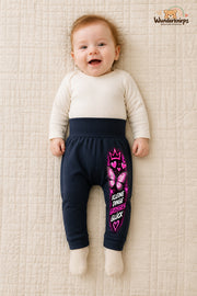 Kleine dinge großes Glück – Schmetterling mit Persönlichkeit – Babyhose für Mädchen: Navy mit Schmetterling-Druck am Hosenbein – Wunderknirps.