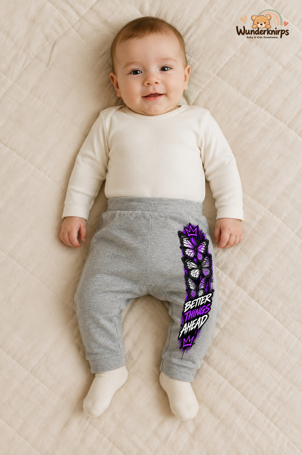 Better things ahead – Babyhose mit dem Motiv Schmetterlinge – für Jungen: Grau meliert mit Schmetterlinge-Druck am Hosenbein – Wunderknirps.