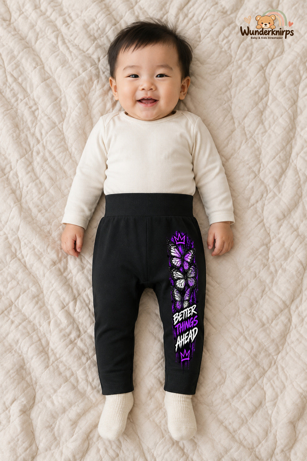 Better things ahead – Babyhose mit dem Motiv Schmetterlinge – für Jungen: Schwarz mit Schmetterlinge-Druck am Hosenbein – Wunderknirps.