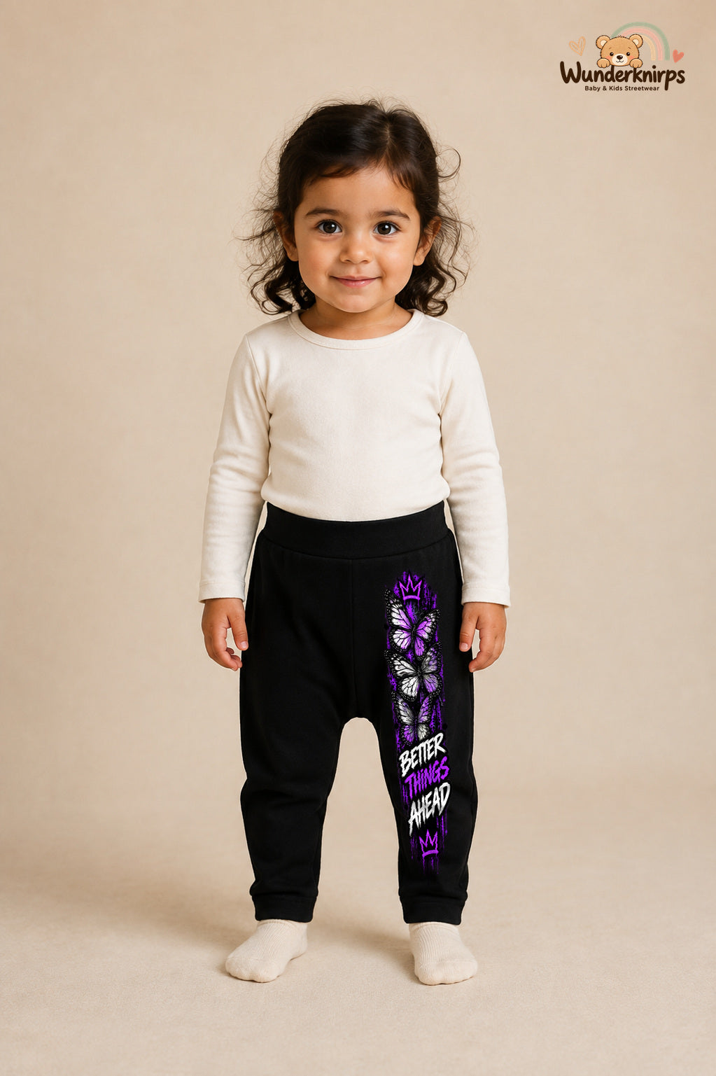 Schmetterlinge Lieblingslook – Better things ahead – Babyhose für Mädchen: Schwarz mit Schmetterlinge-Druck am Hosenbein – Wunderknirps.