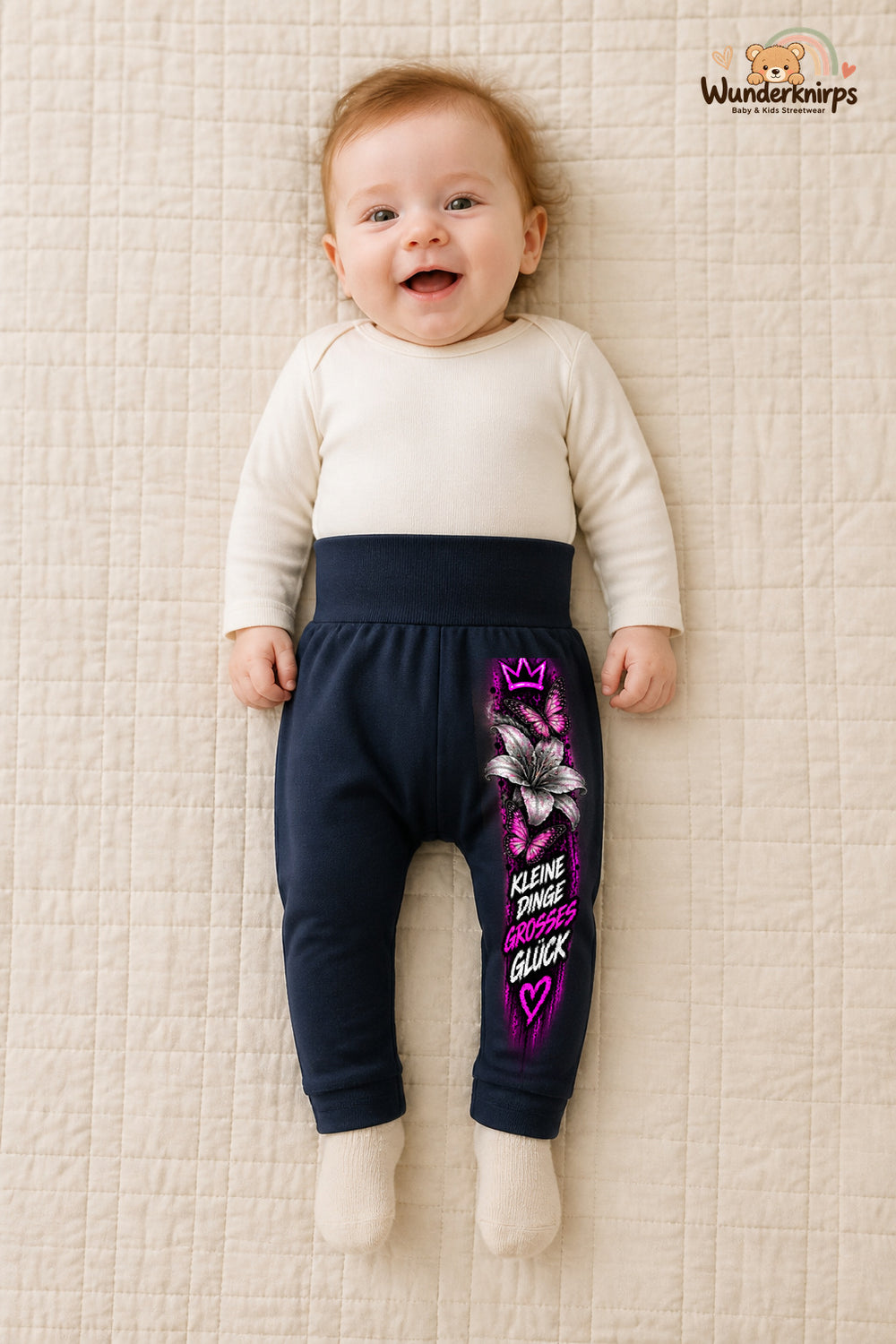 Kleine dinge großes Glück – Schmetterlinge mit Persönlichkeit – Babyhose für Mädchen: Navy mit Schmetterlinge-Druck am Hosenbein – Wunderknirps.