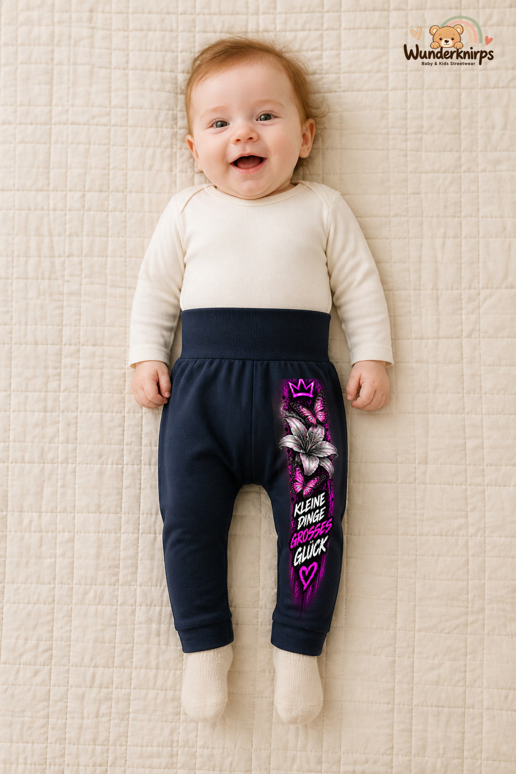 Kleine dinge großes Glück – Schmetterlinge mit Persönlichkeit – Babyhose für Mädchen: Navy mit Schmetterlinge-Druck am Hosenbein – Wunderknirps.