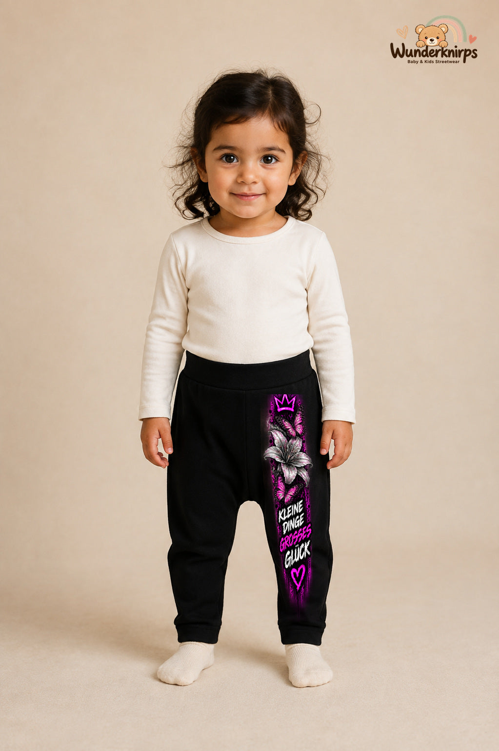 Kleine dinge großes Glück – Schmetterlinge mit Persönlichkeit – Babyhose für Mädchen: Schwarz mit Schmetterlinge-Druck am Hosenbein – Wunderknirps.