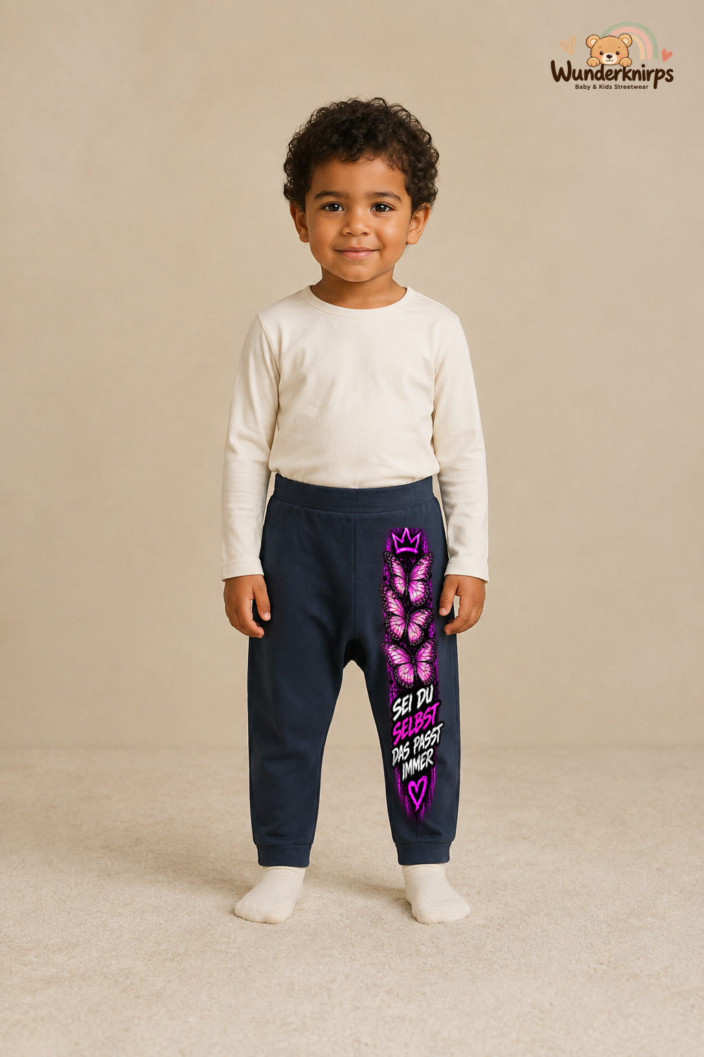 Sei du selbst das passt immer – Babyhose mit dem Motiv Schmetterlinge – für Jungen: Navy mit Schmetterlinge-Druck am Hosenbein – Wunderknirps.